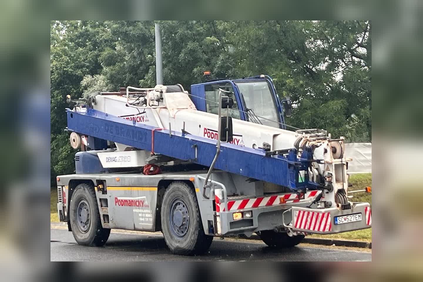 Autožeriav DEMAG AC30 CITY pri montážnych prácach