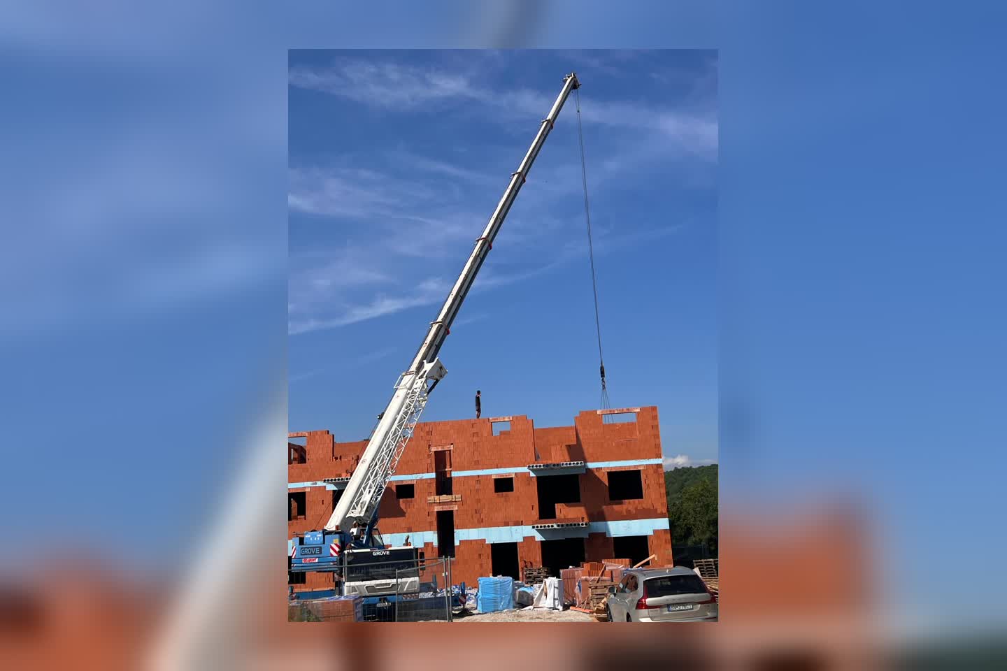 Autožeriav GROVE GMK3055 pri montáži stavby