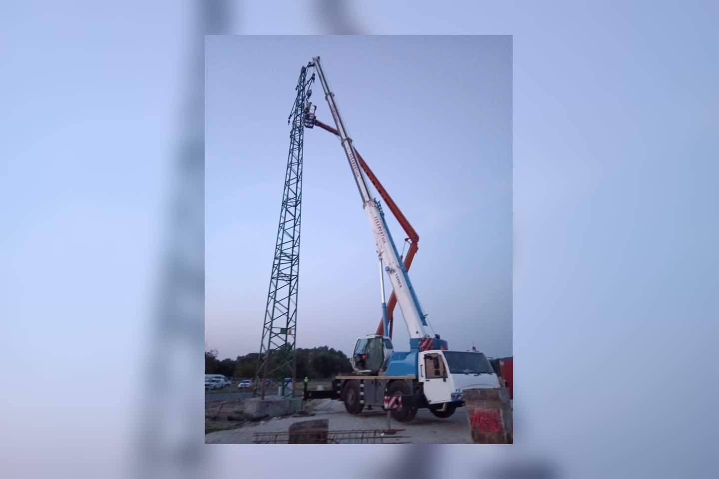 Autožeriav TEREX AC 35 pri zdvihu bannera