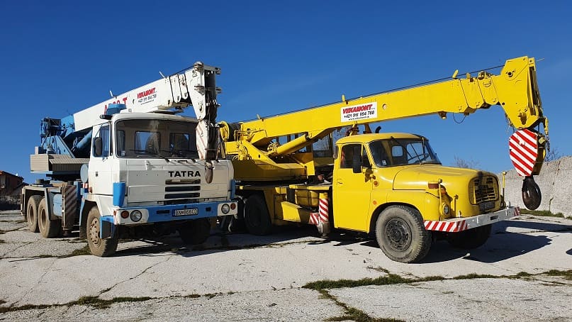 Dva autožeriavy VEKAMONT na betónovej ploche