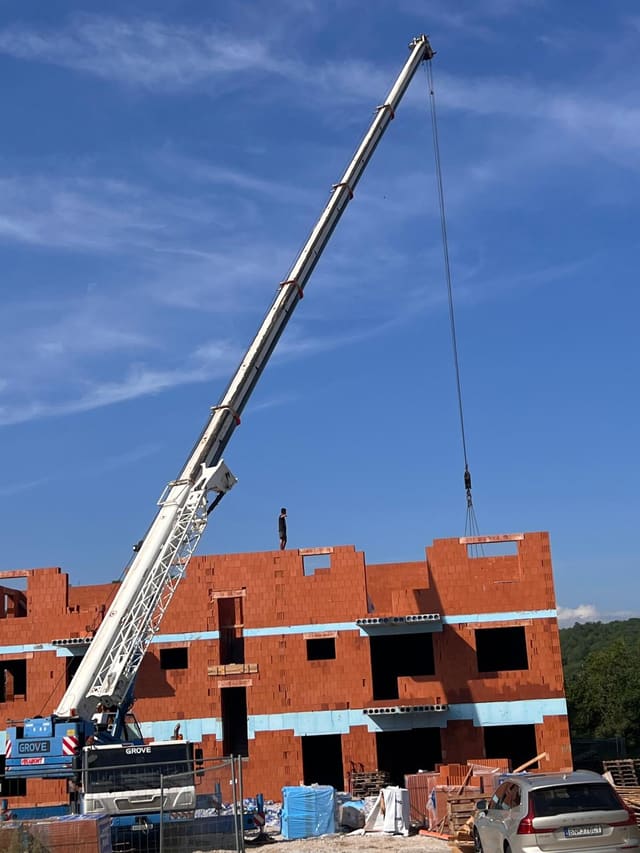 Autožeriav GROVE GMK3055 pri hrubej stavbe