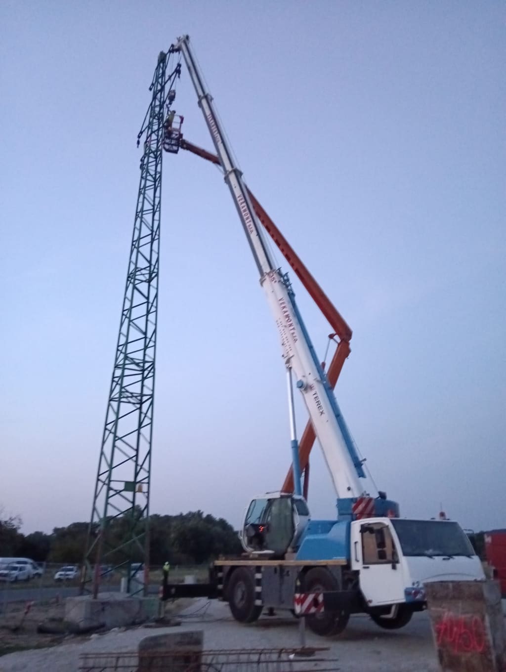 Autožeriav TEREX AC 35 večer pri práci na stožiari